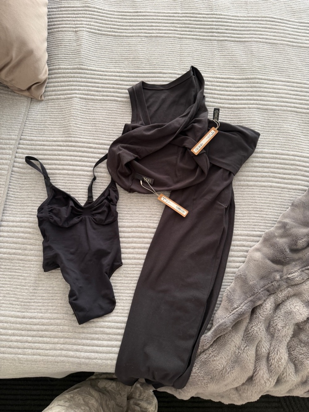 SKIMS BUNDLE- skirt set only! Selling bodysuit separately.